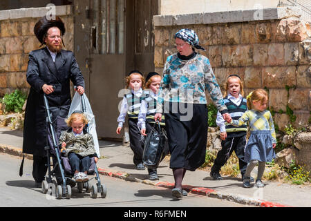 Einen traditionellen orthodoxen jüdischen Familie mit dem Kind auf der Mea Shearin Straße in Jerusalem, Israel Stockfoto