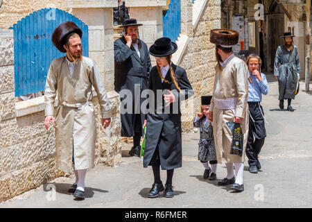 Einen traditionellen orthodoxen jüdischen Familie mit dem Kind auf der Mea Shearin Straße in Jerusalem, Israel Stockfoto