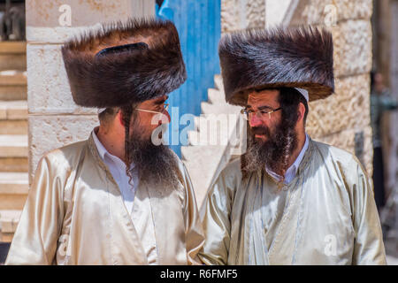 Zwei orthodoxe jüdische Männer zu Fuß auf der Straße im Stadtteil Mea Shearin, Jerusalem, Israel Stockfoto