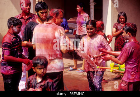 Menschen spielen mit Farben Holi Festival, Indien Stockfoto