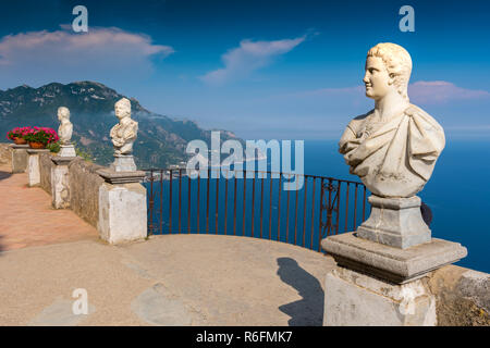 Steinfiguren auf der sonnigen Terrasse der Unendlichkeit in der Villa Cimbrone über dem Meer in Ravello, Amalfi Küste, Italien Stockfoto