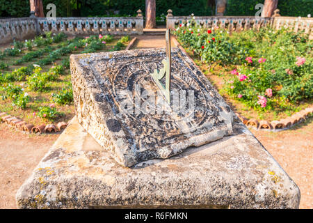 Anzeigen einer Sonnenuhr in der Villa Cimbrone Garten und Rose Terrasse in Ravello, Amalfi Küste, Italien Stockfoto