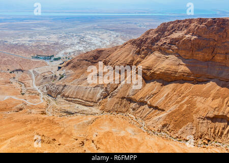 Blick auf die umliegenden Land und das Tote Meer von Masada, einer alten jüdischen Festung in der Wüste von Israel Stockfoto