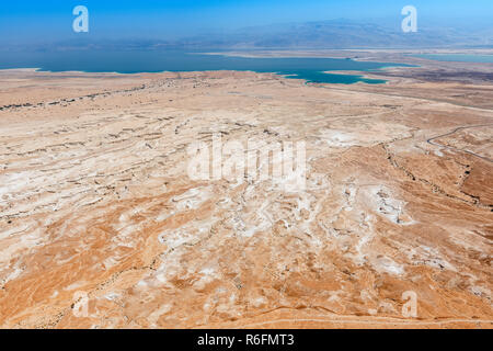 Blick auf die umliegenden Land und das Tote Meer von Masada, einer alten jüdischen Festung in der Wüste von Israel Stockfoto