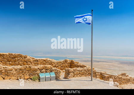 Flagge Israel mit blauer Stern von David und Blick auf Tote Meer und Jordanien von Oben von Masada, Israel Stockfoto