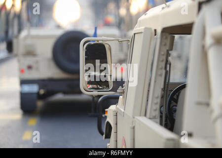 Seite Spiegel der ein Humvee Militär Fahrzeug von der rumänischen Armee bei rumänischen nationalen Tag militärische Parade Stockfoto