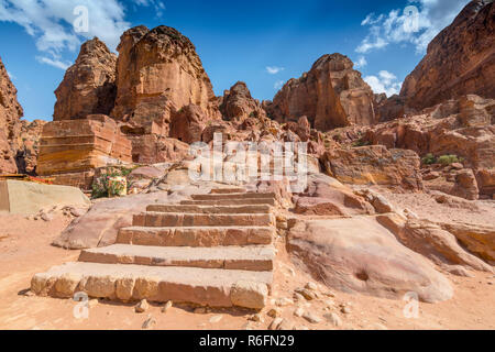 Steinerne Treppen in Richtung der hohen Ort des Opfers, Petra, Jordanien Stockfoto