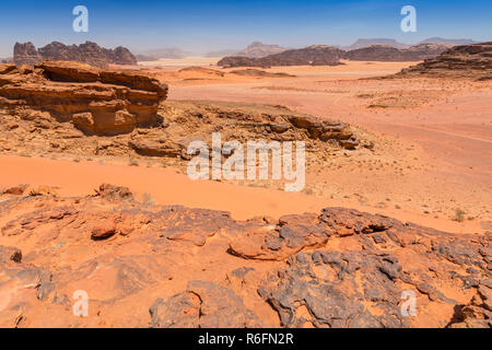 Rötlichen Sand und Felsen Landschaften in die Wüste des Wadi Rum, Jordanien Stockfoto