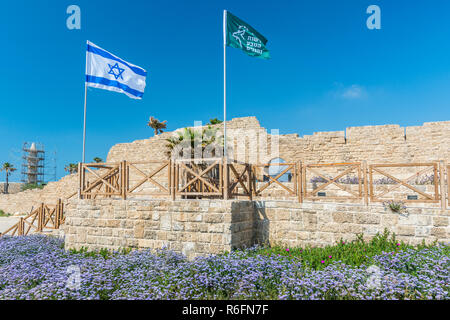 Antike Überreste von ceasarea und Wehende Flagge Israels in Maritima Nationalpark in Caesarea, Israel Stockfoto