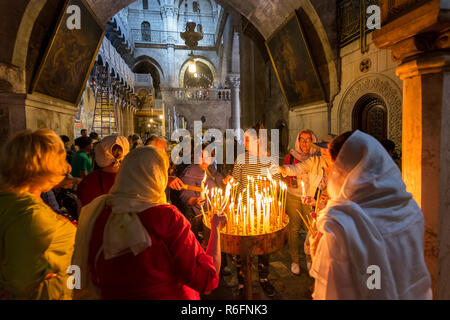 Die Pilger, die Kerzen in der Kirche des Heiligen Grabes in Jerusalem, Israel Stockfoto