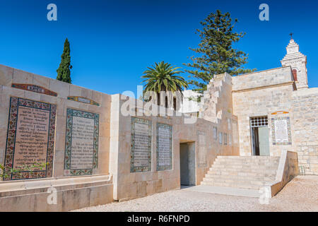 Das Atrium in der Kirche des Pater Noster am Ölberg mit dem Gebet, das in viele Sprachen, Jerusalem, Israel Stockfoto