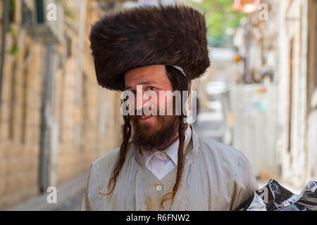 Ultra-orthodoxe Mann in Mea Shearim Bezirk, Jerusalem Stockfoto