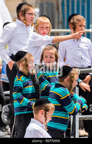 Orthodoxen Jungen auf den Hof der Schule in Mea Shearim Bezirk, Jerusalem, Israel Stockfoto