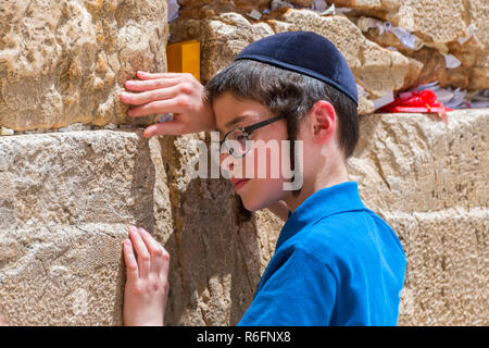 Junge Betet an der Klagemauer in Jerusalem Altstadt, Israel Stockfoto