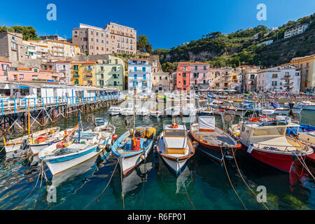 Kleine Fischerboote am Hafen Marina Grande in Sorrento, Kampanien, Amalfiküste, Italien Stockfoto