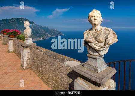 Weiße Statuen schmücken eine Terrasse der Unendlichkeit in der Villa Cimbrone über dem Meer in Ravello, Amalfi Küste, Italien Stockfoto