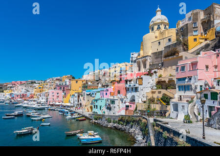 Morgenlicht über Marina della Corricella, Fishermen's Village auf der Insel Procida in der Nähe von Neapel, Italien Stockfoto
