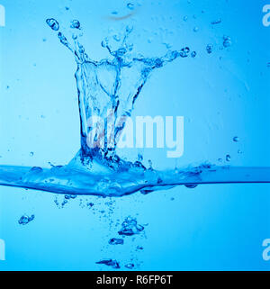 Konzept, Wassertropfen spritzen mit blauer Hintergrund Stockfoto