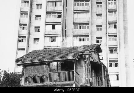 Reiche und arme alte und neue Häuser Bombay, Mumbai, Maharashtra, Indien, alter Jahrgang 1900s Bild Stockfoto