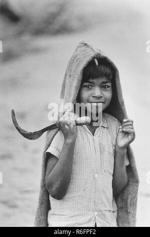 Kinderarbeit, arbeitender Bauernjunge mit Sichel, Indien, altes Bild aus dem Jahr 1900s Stockfoto