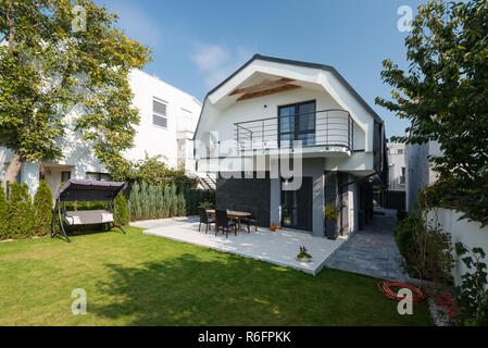 Modernes Haus außen - Blick vom Garten Stockfoto