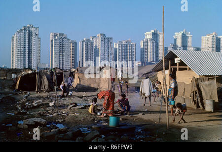 Slums und moderne Gebäude in Cuffe Parade, Bombay, Mumbai, Maharashtra, Indien, Asien Stockfoto