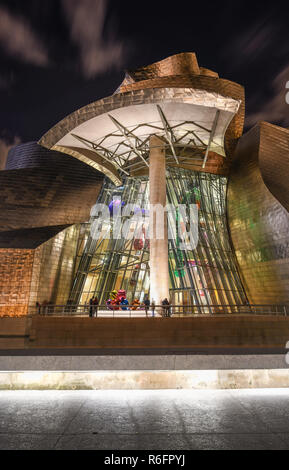 Glasierte Vorhalle des Guggenheim Museum in Bilbao. Stockfoto