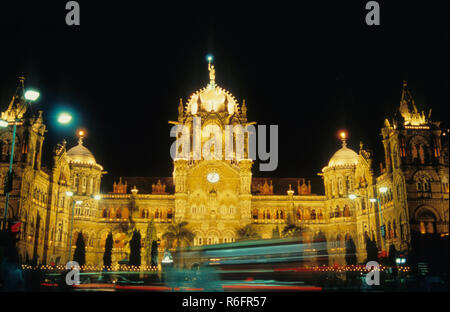 Victoria Terminus VT jetzt bei Chhatrapati Shivaji Terminus station CST Bahnhof Victoria Terminus, Bombay Mumbai, Maharashtra, Indien beleuchtet Stockfoto