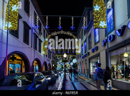 FUNCHAL, PORTUGAL - Dezember 5, 2017: Blick auf Baum Weihnachten Engel mit 'Se' Kirche in Funchal, Madeira, Portugal als Hintergrund. Stockfoto