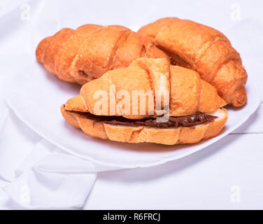 Gebackene Croissants mit Schokolade Stockfoto