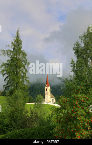 Kirche von St. Nikolaus in Winnebach in der Nähe von San Candido Stockfoto