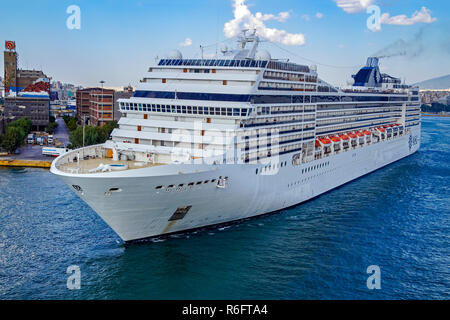 MSC Kreuzfahrten MSC Poesia im Hafen von Piräus Athen Griechenland Europa Stockfoto