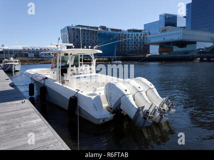 Ein Boston Whaler 350 Outrage in der South Bay Hafen, in der Nähe des Instituts für zeitgenössische Kunst, Boston Stockfoto