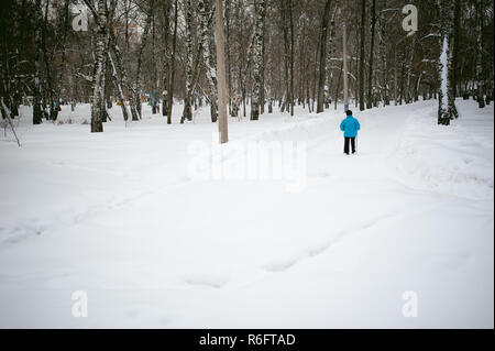 ältere Frau beschäftigt sich mit Nordic walking im Freien im winter Stockfoto