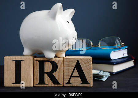 IRA Individual Retirement Accounts auf Holzwürfel geschrieben. Stockfoto