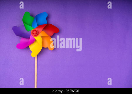 Windmühle auf dem Lila Stockfoto