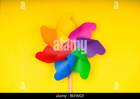 Windmühle auf dem gelben Stockfoto