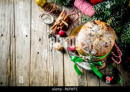 Traditionelle Weihnachten panettone mit getrockneten Früchten und Nüssen, auf alten hölzernen Hintergrund wth Weihnachten Dekoration Kopie Raum, Ansicht von oben Stockfoto