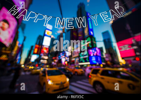 Frohes Neues Jahr Nachricht in strahlendem Silber bunting hängend über dem hellen bunten Lichtern Stockfoto