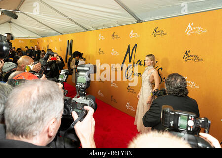 Margot Robbie tragen Kleid von Chanel besucht die New York Premiere von "Mary Queen of Scots" in Paris Theater (Foto von Lew Radin/Pacific Press) Stockfoto