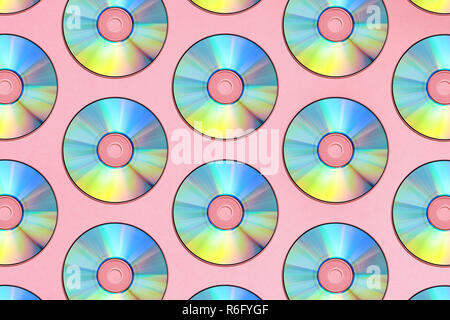 Compact Discs auf einem rosa Hintergrund Stockfoto