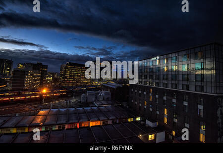 Sonnenuntergang Blaue Stunde Blick über Waterloo Station aus dem Park Plaza Hotel in London, England, Großbritannien Stockfoto