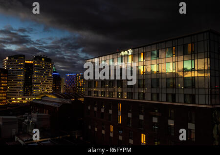 Sonnenuntergang Blaue Stunde Blick über Waterloo Station aus dem Park Plaza Hotel in London, England, Großbritannien Stockfoto