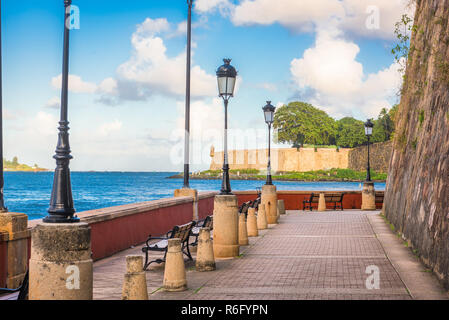 San Juan, Puerto Rico am Paseo de la Princesa auf das Karibische Meer. Stockfoto