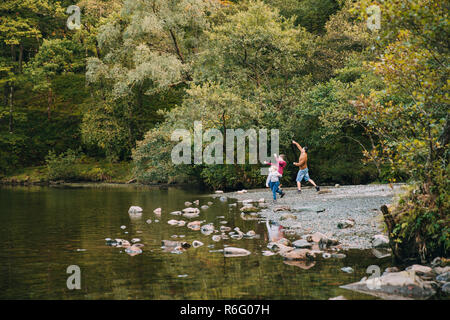 Skimming Stones mit Vati Stockfoto