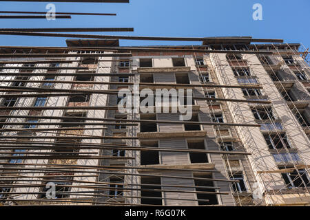 Verstärkungsleisten für Beton gießt auf dem Hintergrund der Gebäude im Bau. close-up, Ansicht von unten Stockfoto