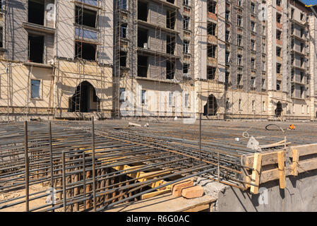 Verstärkte metall gitter für Betonieren Fundament auf einem Gebäude Hintergrund Stockfoto