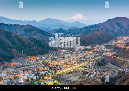 Otsuki, Japan Skyline mit Mt. Fuji. Stockfoto