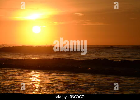 Sonnenaufgang an der Küste in der Nähe von Mumbles, Swansea, Wales Stockfoto