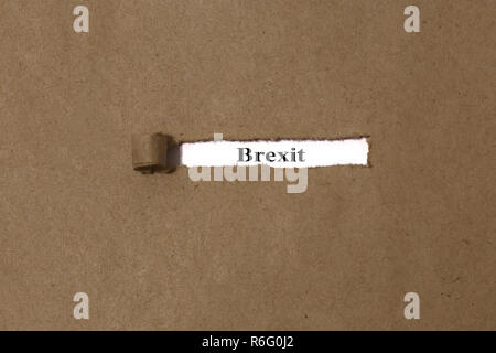 Braun manilla Umschlag enthüllt das Wort brexit auf weißem Papier zerrissen. UK Brexit deal Konzept Stockfoto